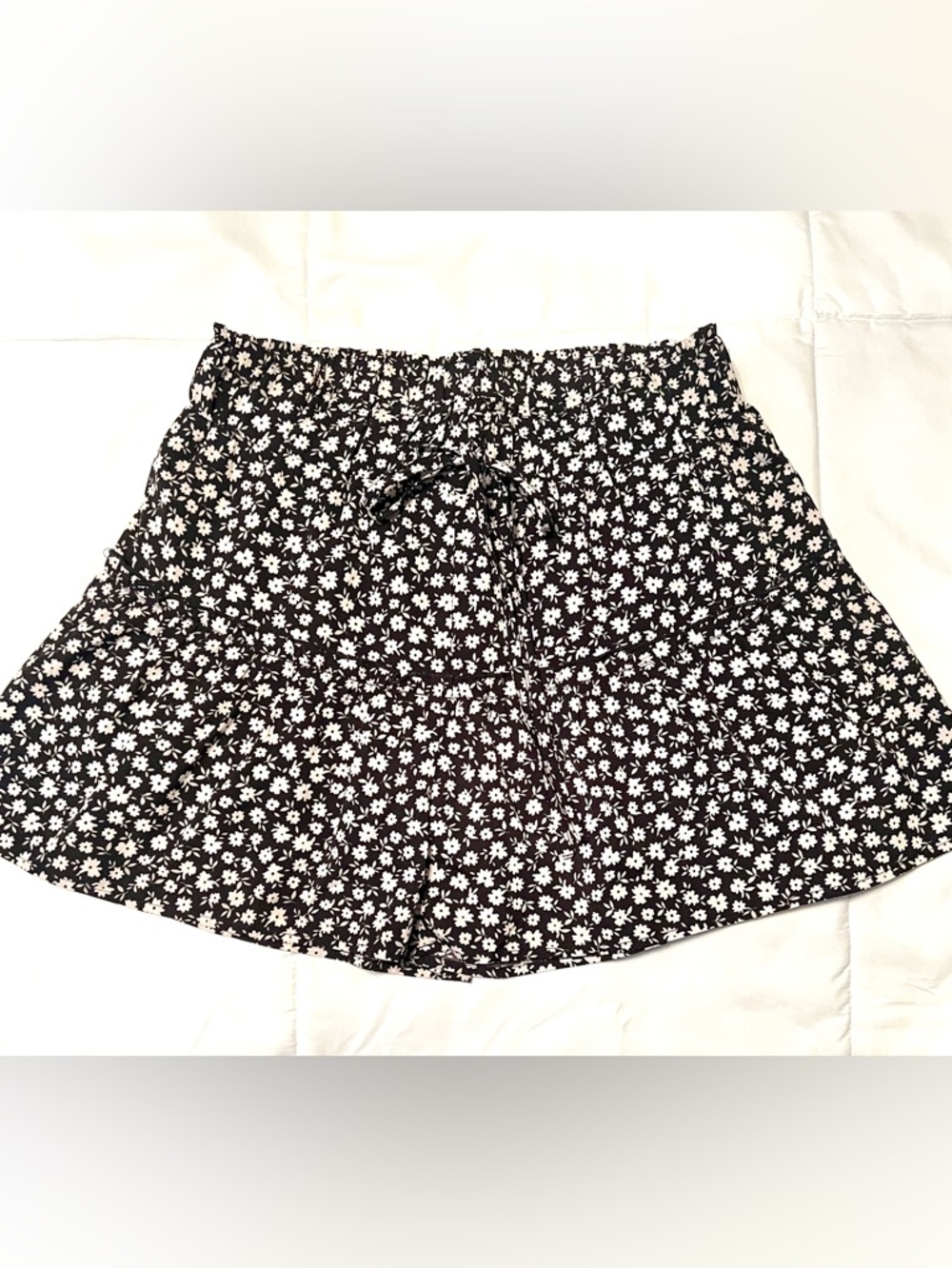 Altar'd State Black & White Floral Tiered High-Waist Shorts/Skort-SizeLarge